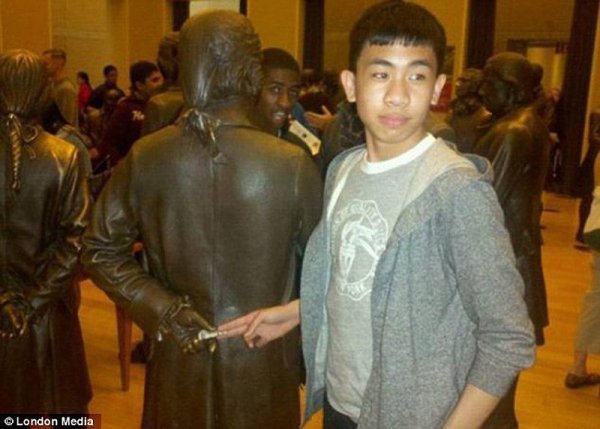  19 незвичайних фотографій з пам'ятниками 