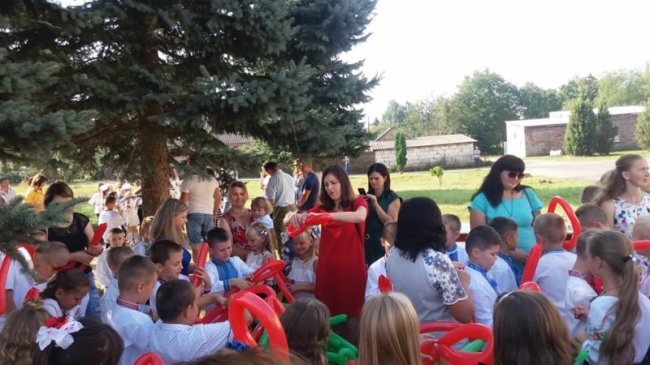 Квести, майстер-класи: у школі поблизу Луцька креативно відсвяткували перший дзвоник. ФОТО