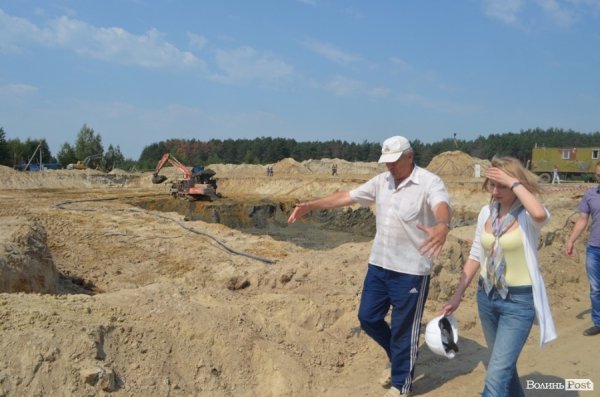 Міністр екології на власні очі побачила незаконні копанки бурштиношукачів. ФОТО