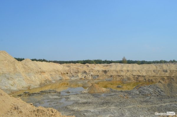 Міністр екології на власні очі побачила незаконні копанки бурштиношукачів. ФОТО