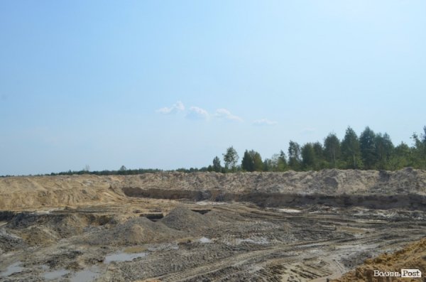 Міністр екології на власні очі побачила незаконні копанки бурштиношукачів. ФОТО