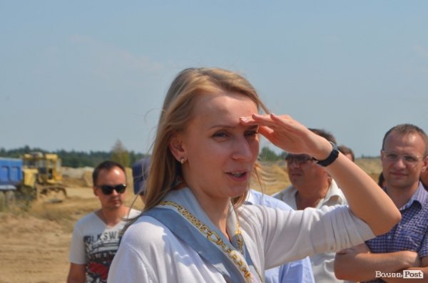 Міністр екології на власні очі побачила незаконні копанки бурштиношукачів. ФОТО