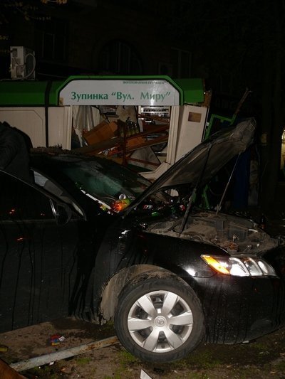 У Запоріжжі Toyota знесла кіоск і зупинку. ФОТО