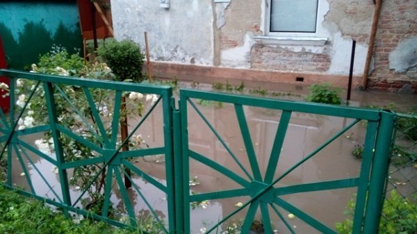 У Луцьку затопило вулиці та школу. ФОТО