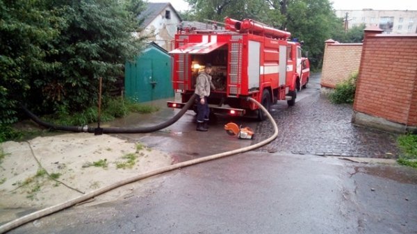 У Луцьку затопило вулиці та школу. ФОТО