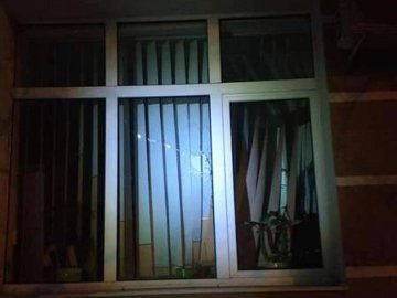 Сиротинська заявила, що вікна у департаменті муніципальної варти побили троє людей