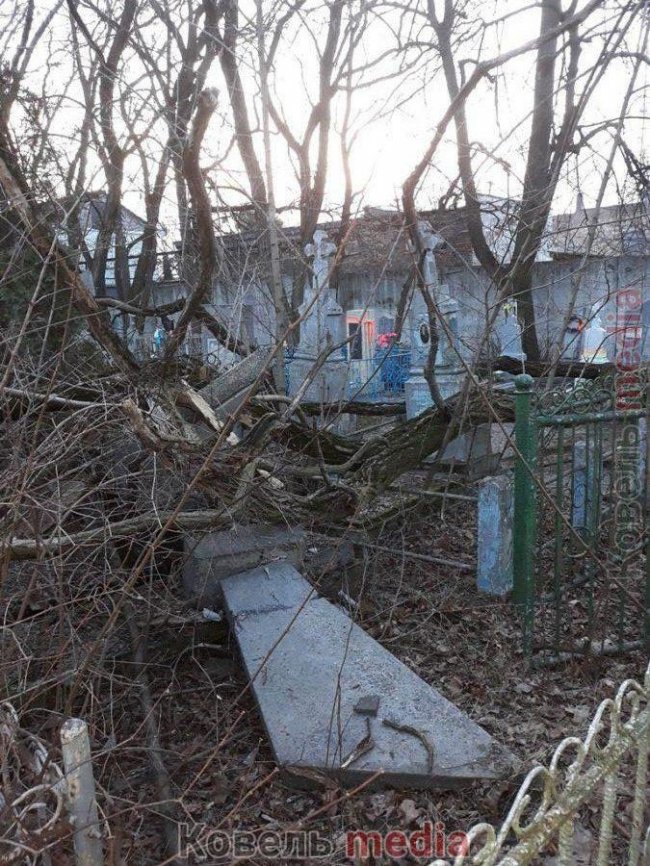 На Волині на кладовищі сильний вітер повалив дерева на пам'ятники. ФОТО. ВІДЕО