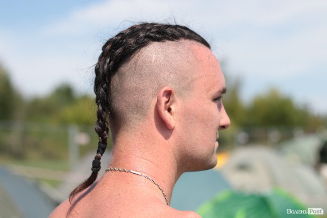 Рожеве волосся і чоловіки у спідницях: яскраві люди на «Бандерштаті». ФОТО 