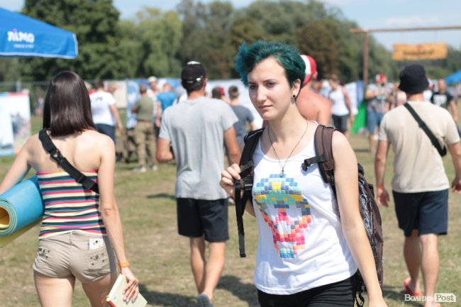 Рожеве волосся і чоловіки у спідницях: яскраві люди на «Бандерштаті». ФОТО 