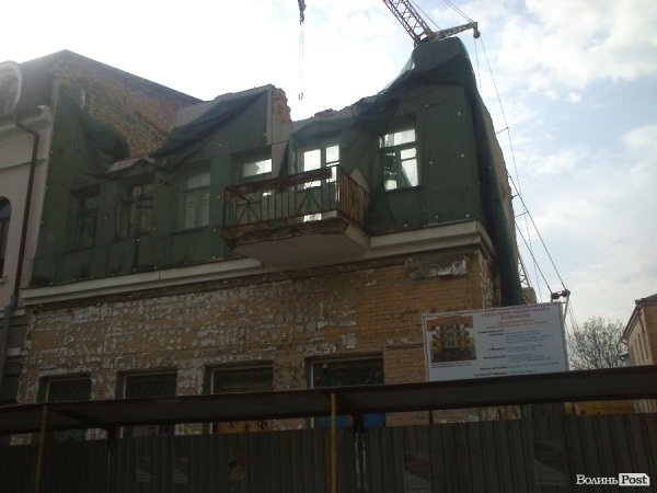 На місці згарища у центрі Луцька буде «новий» будинок. ФОТО
