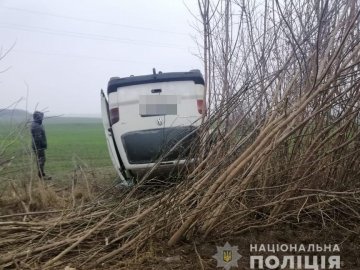 У Луцькому районі Volkswagen злетів у кювет: травмувалася пасажирка авто