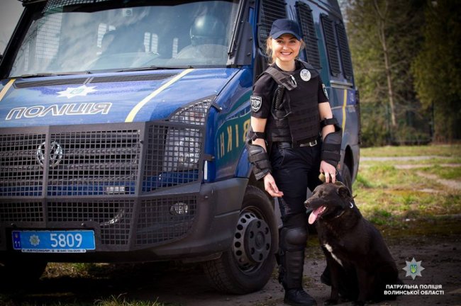 Добро робити легко: як волинські патрульні фотографувалися з безпритульними песиками