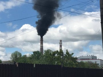 «Димить і смердить»: у Луцьку люди скаржаться на місцевий завод.ВІДЕО