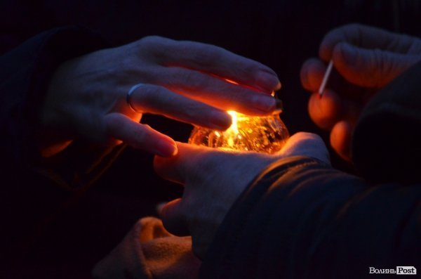 До Героїв Небесної сотні від лучан полинули ліхтарики. ФОТО