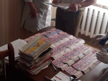 Волинській лікарці, яка «попалася» на хабарі, оголосили про підозру