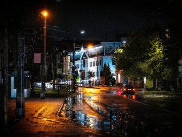 Власників магазинів і установ у Луцьку просять на ніч вимкнути підсвітку фасадів і вивісок