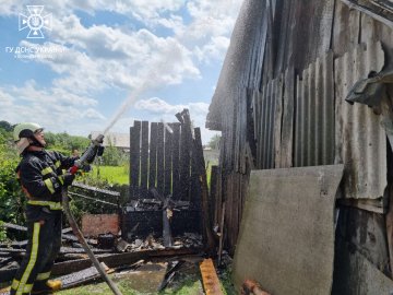 На Волині горіли дві господарські будівлі та сміття