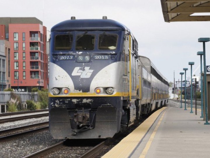 Росіяни пошкодили потяг з пасажирами під час атаки на Дніпропетровщину