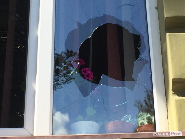 Психічнохворий чоловік побив вікна прокуратури у Луцьку. ФОТО