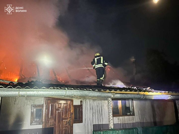 На Волині горіли житловий будинок, гараж та хлів