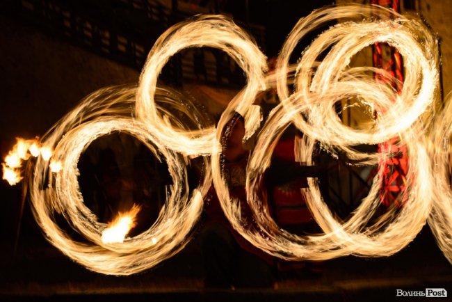 Вогонь у лініях і візерунках із «Ночі у Луцькому замку». ФОТО