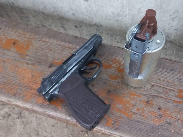 На Волині на блокпосту у 39-річного пасажира автобуса знайшли гранату та пістолет