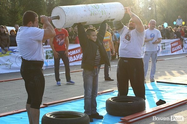 У Луцьку Вірастюк із силачами збирав кошти для військових. ФОТО*