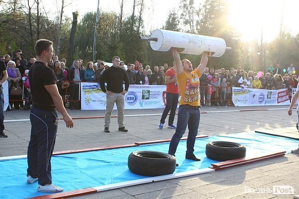 У Луцьку Вірастюк із силачами збирав кошти для військових. ФОТО*