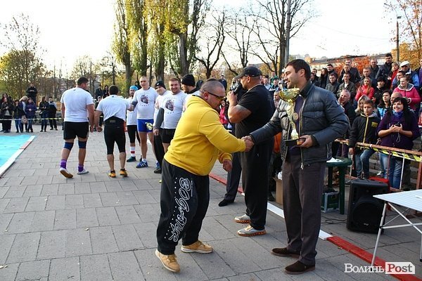 У Луцьку Вірастюк із силачами збирав кошти для військових. ФОТО*