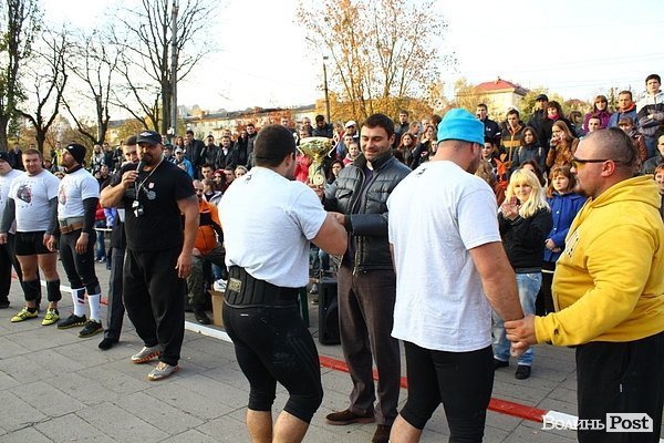 У Луцьку Вірастюк із силачами збирав кошти для військових. ФОТО*