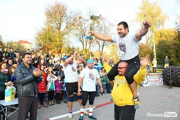 У Луцьку Вірастюк із силачами збирав кошти для військових. ФОТО*