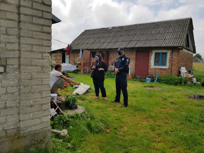 Антисанітарія та купа мотлоху: на Ківерцівщині перевірили умови проживання дітей у кризових сім'ях. ФОТО