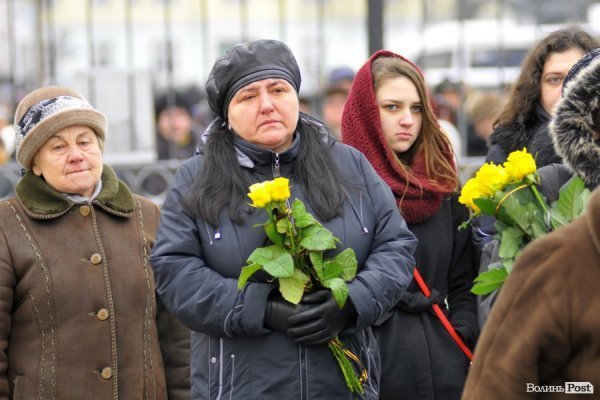 Фото прощання з міським головою Луцька Миколою Романюком