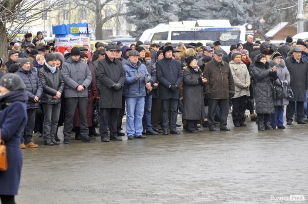 Фото прощання з міським головою Луцька Миколою Романюком