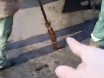 Ремонт доріг по-волинськи: лопатами і мітлою кладуть асфальт на сніг