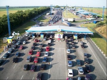 У чергах на кордоні з Польщею скупчилось чимало автівок