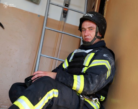 Показали фото рятувальників, які ліквідовували наслідки російського обстрілу у Луцьку