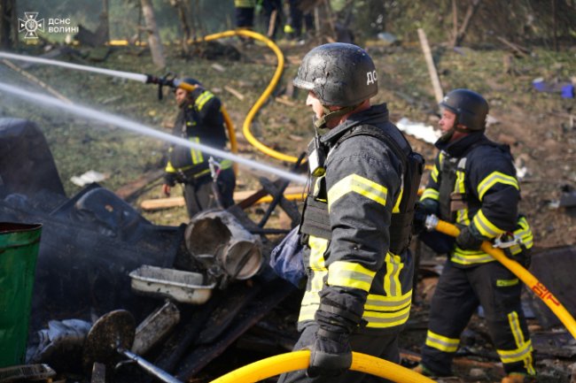 Показали фото рятувальників, які ліквідовували наслідки російського обстрілу у Луцьку