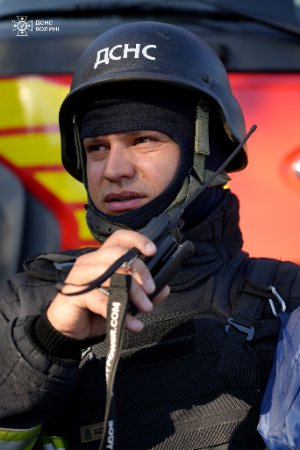 Показали фото рятувальників, які ліквідовували наслідки російського обстрілу у Луцьку