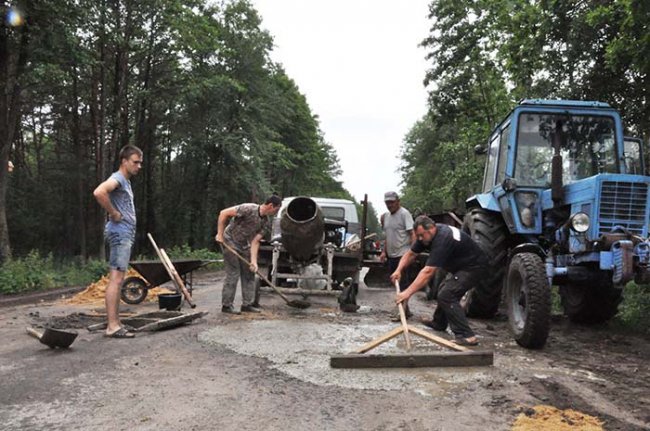 Волинські селяни самотужки відремонтували дорогу