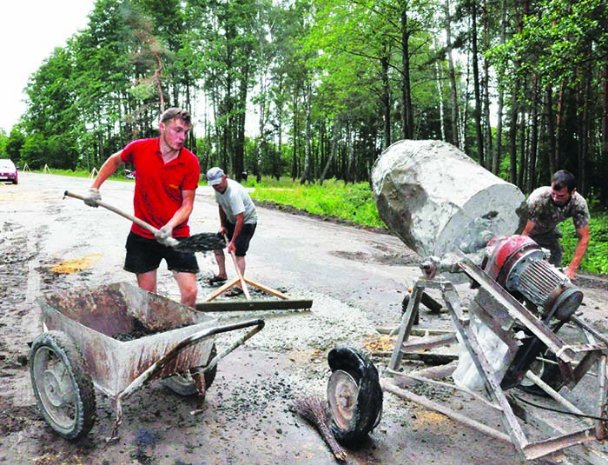 Волинські селяни самотужки відремонтували дорогу