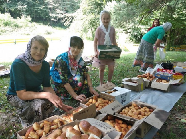 Священники та парафіяни Шацького благочиння нагодували учасників міжнародного хресного ходу. ФОТО 