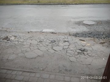 Лучани скаржаться на поганий стан дороги біля зупинки