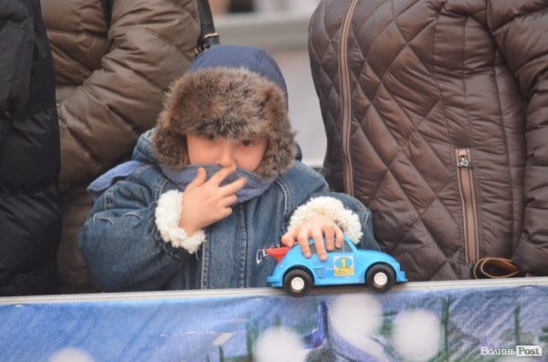 У Луцьку запалили новорічну ялинку. ФОТО
