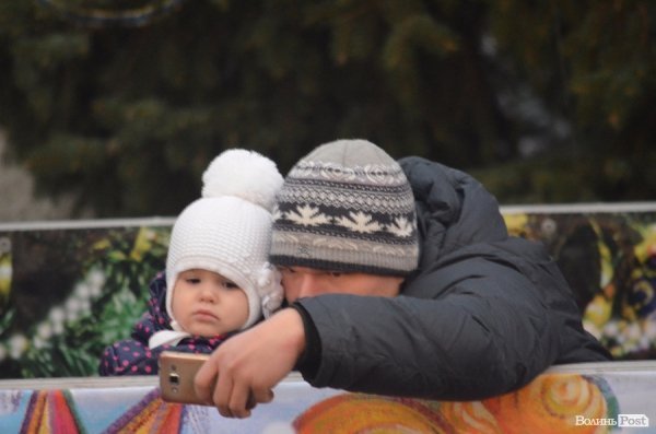 У Луцьку запалили новорічну ялинку. ФОТО