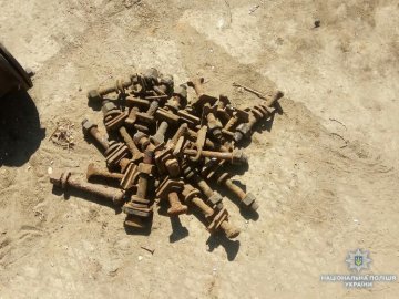 У Ковелі зловили чоловіка, який крав болти з залізничної колії. ФОТО