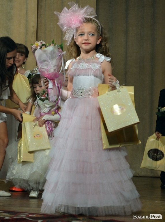 У Луцьку вибирали маленьких принца і принцесу. ФОТО