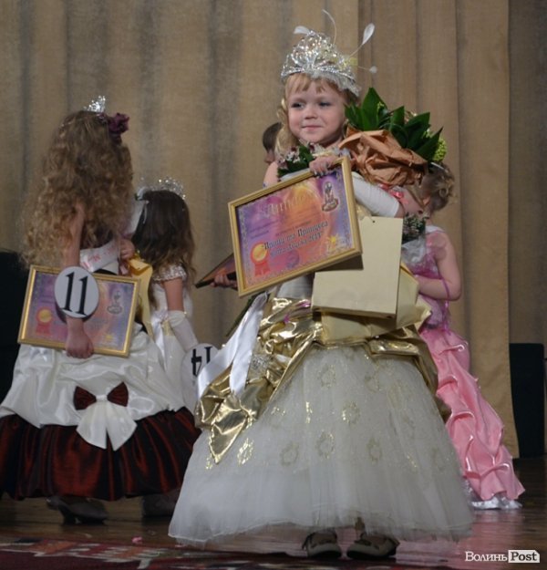 У Луцьку вибирали маленьких принца і принцесу. ФОТО