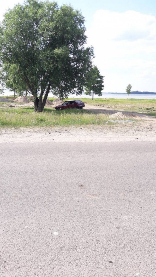 Автохами «окупували» пляжі озера Світязь. ФОТО