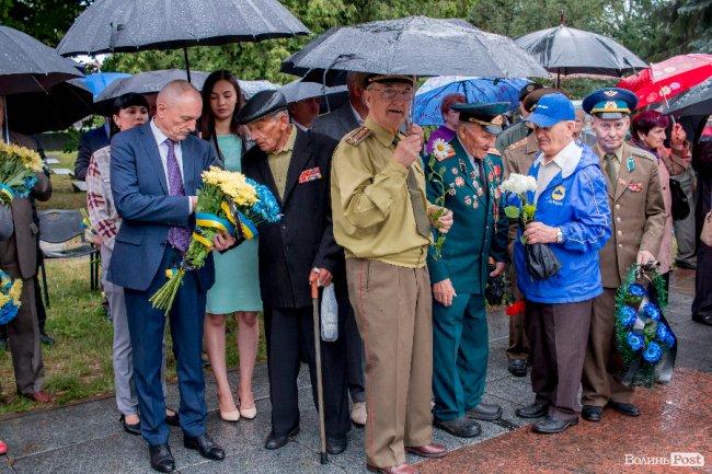 Скорбота і квіти: у Луцьку вшанували жертв війни. ФОТО